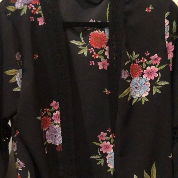 Beautiful floral kimono. - Picture 8 of 14